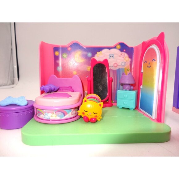 Gabby's Dollhouse Sweet Dreams Bedroom Playset and Primp and Pamper Bathroom - Picture 5 of 16